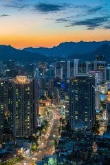 都市悬疑剧封面，夜晚城市霓虹灯背景下的神秘人物剪影